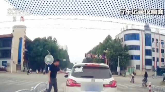 一波神操作！前车抛出塑料瓶 这一幕被后车司机看到后……