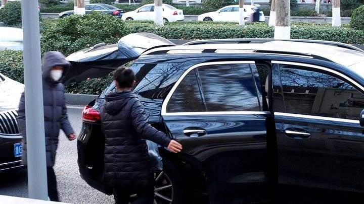 济南数千名艺考生冒寒风考试，家长开车陪考不熄火保温