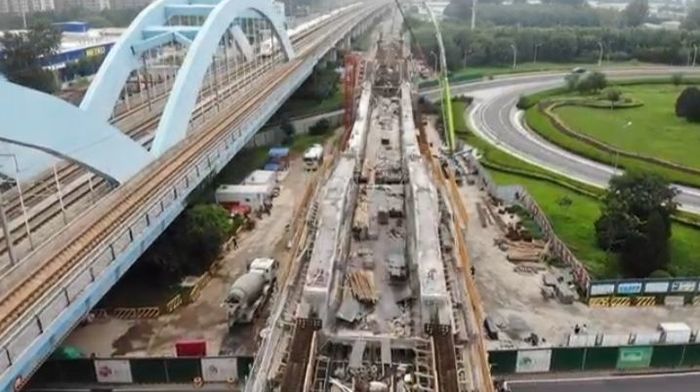济郑高铁跨越经十西路连续槽型梁加速施工