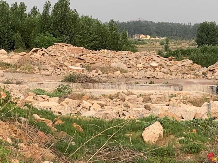 【啄木鸟在行动】章丘区长安路附近渣土和建筑垃圾未覆盖