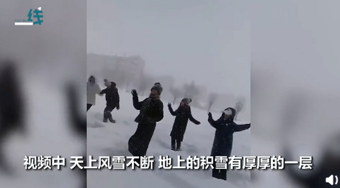 东北阿姨雪天跳广场舞 网友：好像看见了风雨无阻跳广场舞的我妈