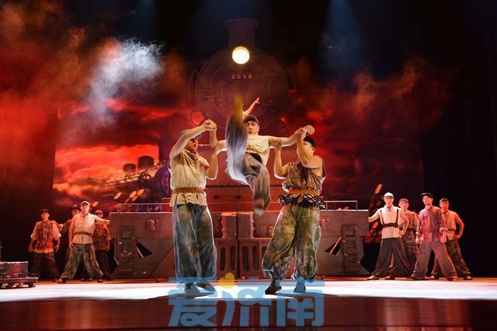 追忆红色经典，济南市杂技团《红色记忆》再现峥嵘岁月