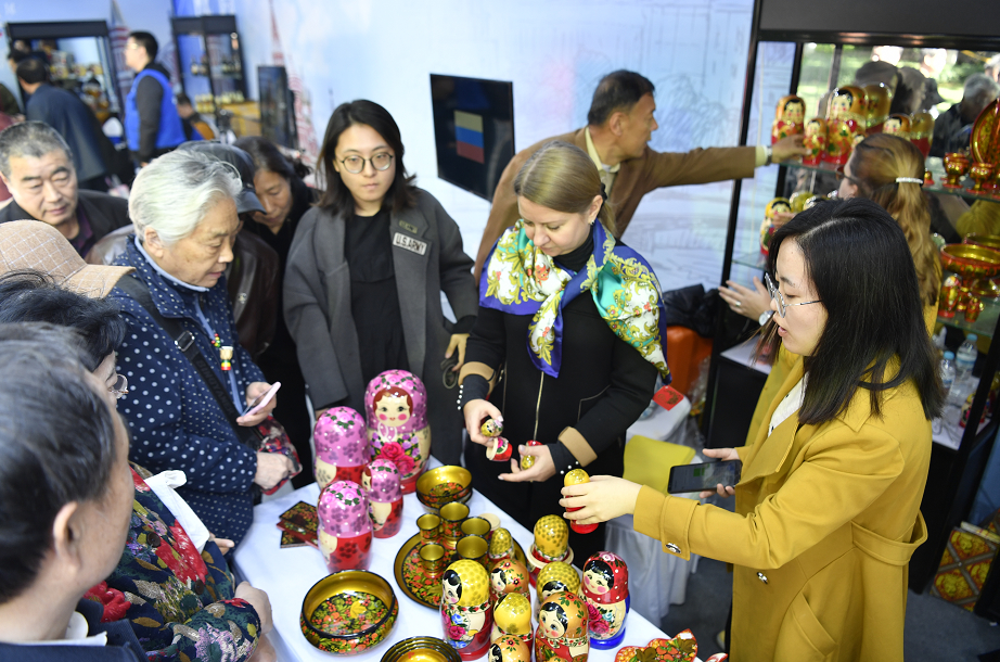 俄罗斯套娃、德国啤酒、韩国化妆品...买买买！来济南大明湖逛“国际大集”