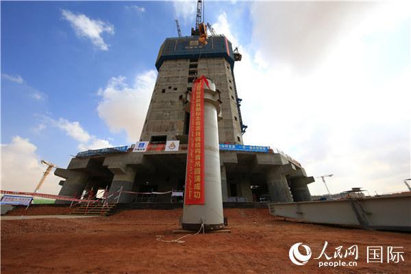 中建埃及新首都CBD标志塔钢结构首吊 