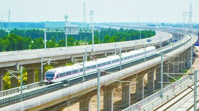 “白鲸号”飞驰 新机场线试运行