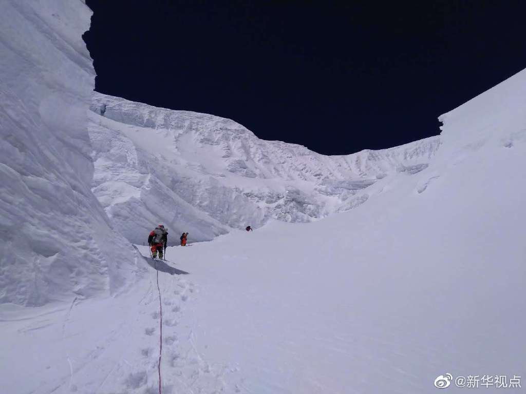 修路运输队员突破北坳天险 预计12日修通顶峰路线