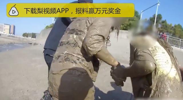 成年人的世界没有容易二字！大叔深夜坐马路中崩溃哭诉，连说”生活太难太累”