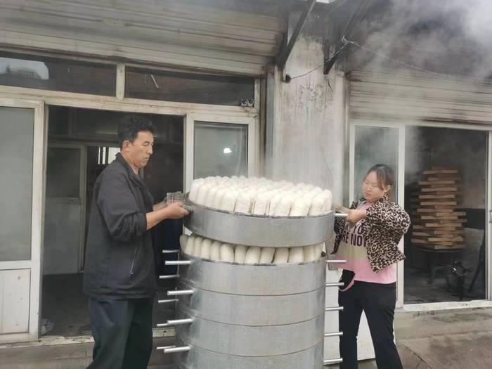济南“00后”北漂族回家卖馒头，一天最多能卖2万个