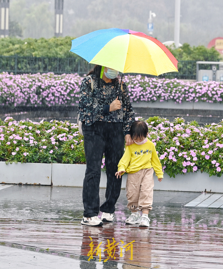 国庆假期首日泉城迎雨，游人雨中漫步泉城广场