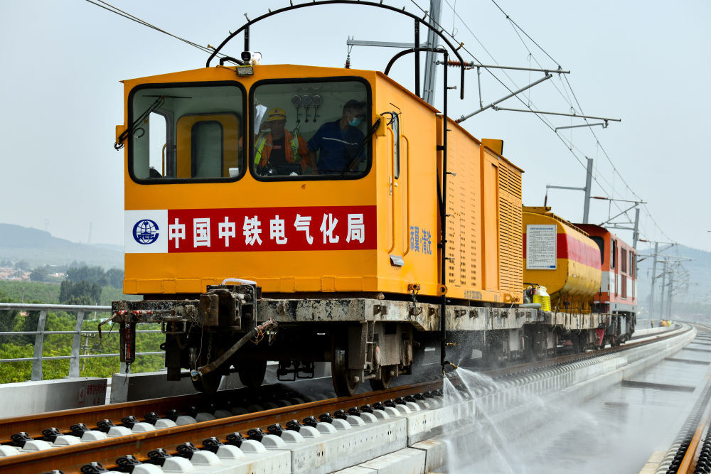 济莱高铁上驶来了隧道清洗车