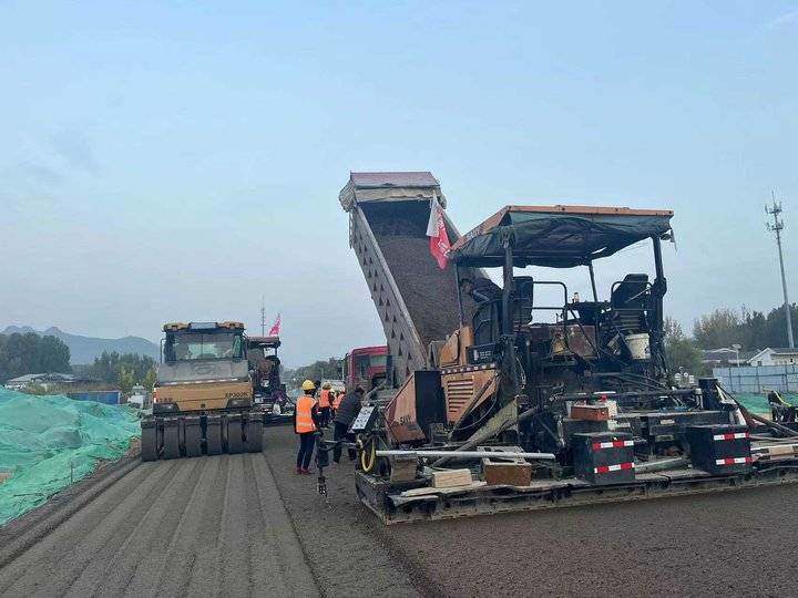 百台器械同步作业，路面桥梁节点频出，山东首条旅游公路加速成型