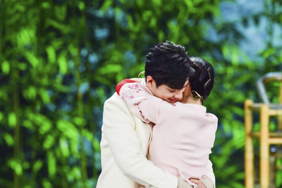 酸了吗？肖战舞台上表白谢娜 两人拥抱转圈圈