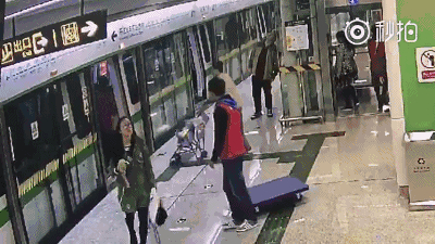 被卡住的风衣和上班，她选择了后者！一件风衣就独自坐地铁到终点