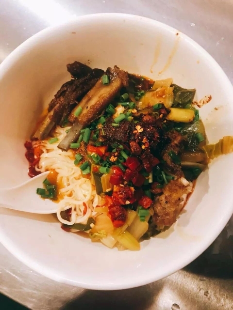 杭州姑娘晒公司食堂 一日三餐都免费！一进公司胖10斤