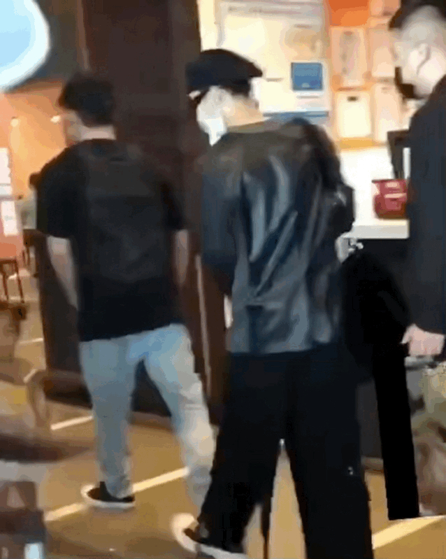 热心市民王嘉尔！帮路过小宝宝提裙子肩带