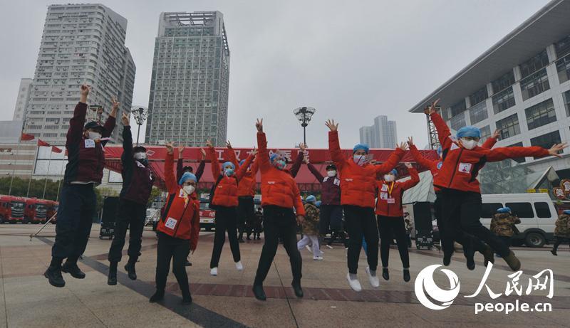 “表情包”“比心”向“方舱”告别