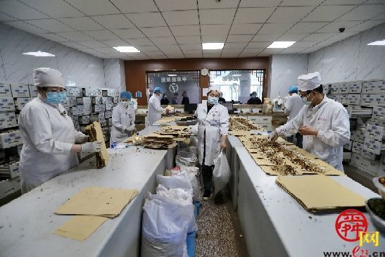 药剂师：能文能武 助人健康手有余香