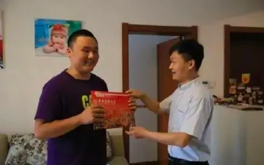 开学季，一大波超暖高校横幅刷屏：这次回来，我想你陪我久一点