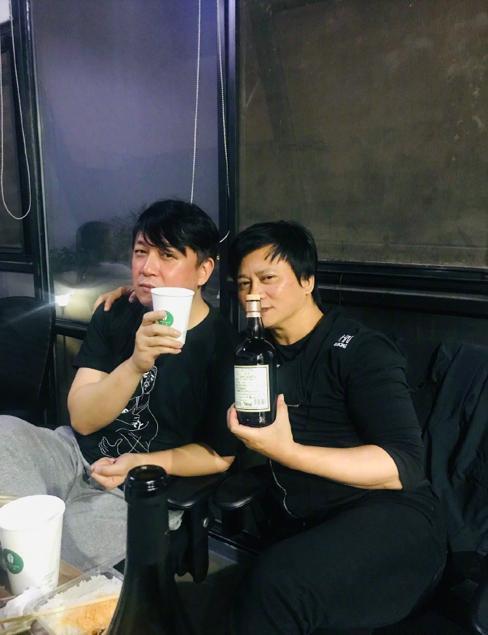 发福？潘粤明近照脸显圆润有小肚腩被指油腻