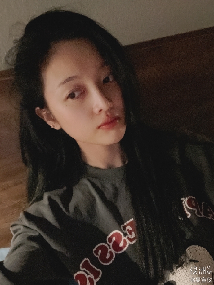 吴宣仪晒六宫格素颜美照 皮肤水嫩白皙状态超好