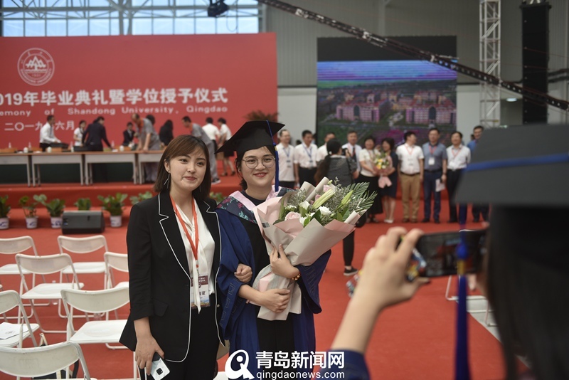 实拍山大青岛校区毕业典礼 家长组团观礼