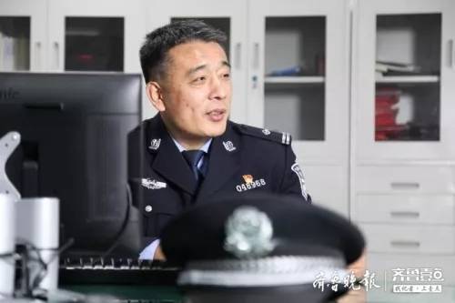 铁血刑警！面对亡命徒他冲在前，第一时间将人质护在身后