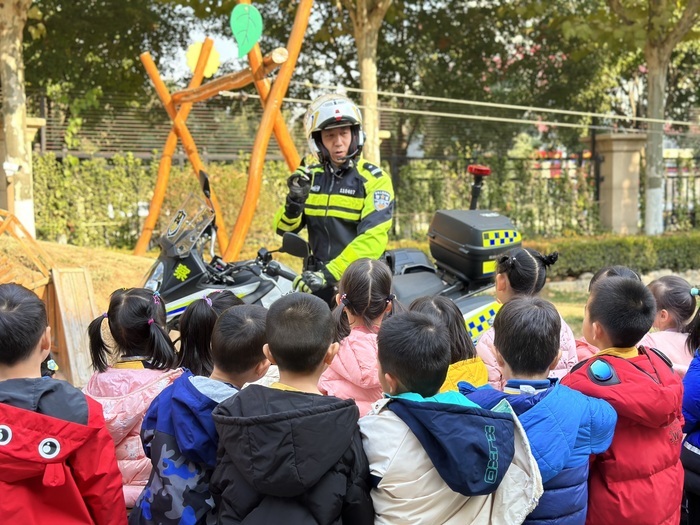 车辆盲区、乘车须知……交警爸爸进校园，教给孩子的安全知识真不少