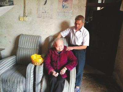 73岁老人照顾96岁失明母亲：她养我小，我养她老