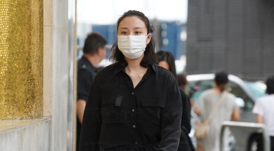 赌王|何猷君抱儿子现身赌王丧礼，窦骁女婿身份获认可，紧跟何超莲身后