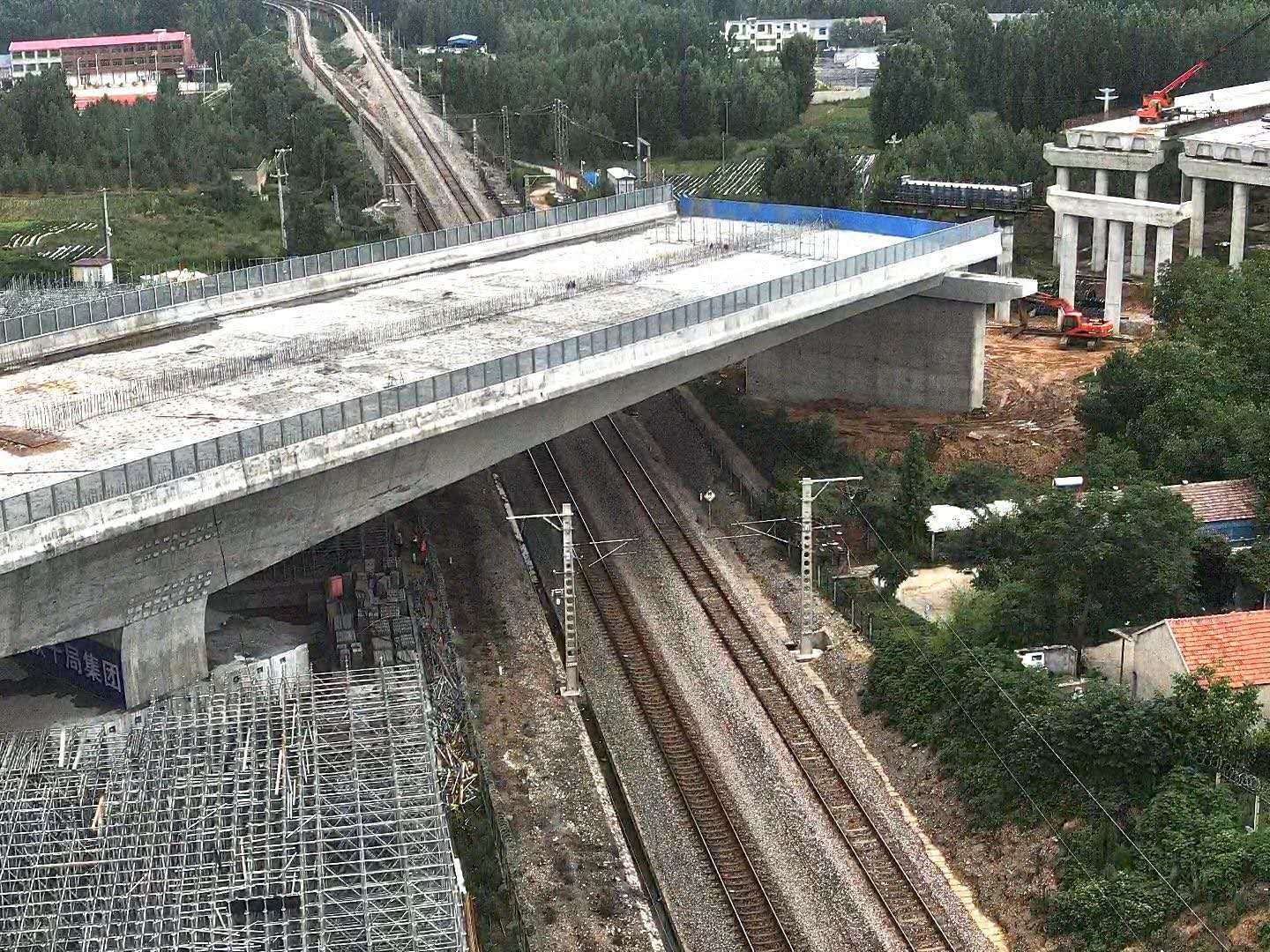 新台高速跨兖石铁路转体桥成功转体