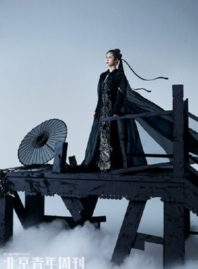 惊艳！张碧晨女侠造型拍摄古风大片 青黛绵延红唇微染手持折扇半遮面