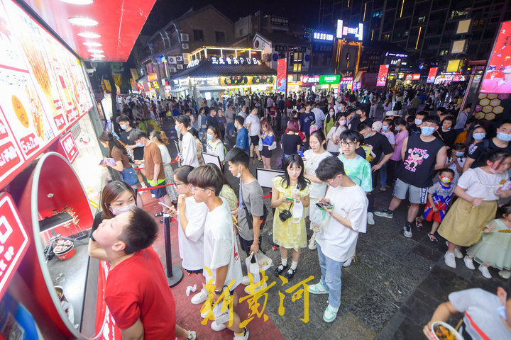 美食街元气满满 喧嚣热闹回归