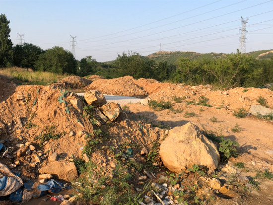 【啄木鸟在行动】港兴路与港九路交汇处附近大片渣土裸露