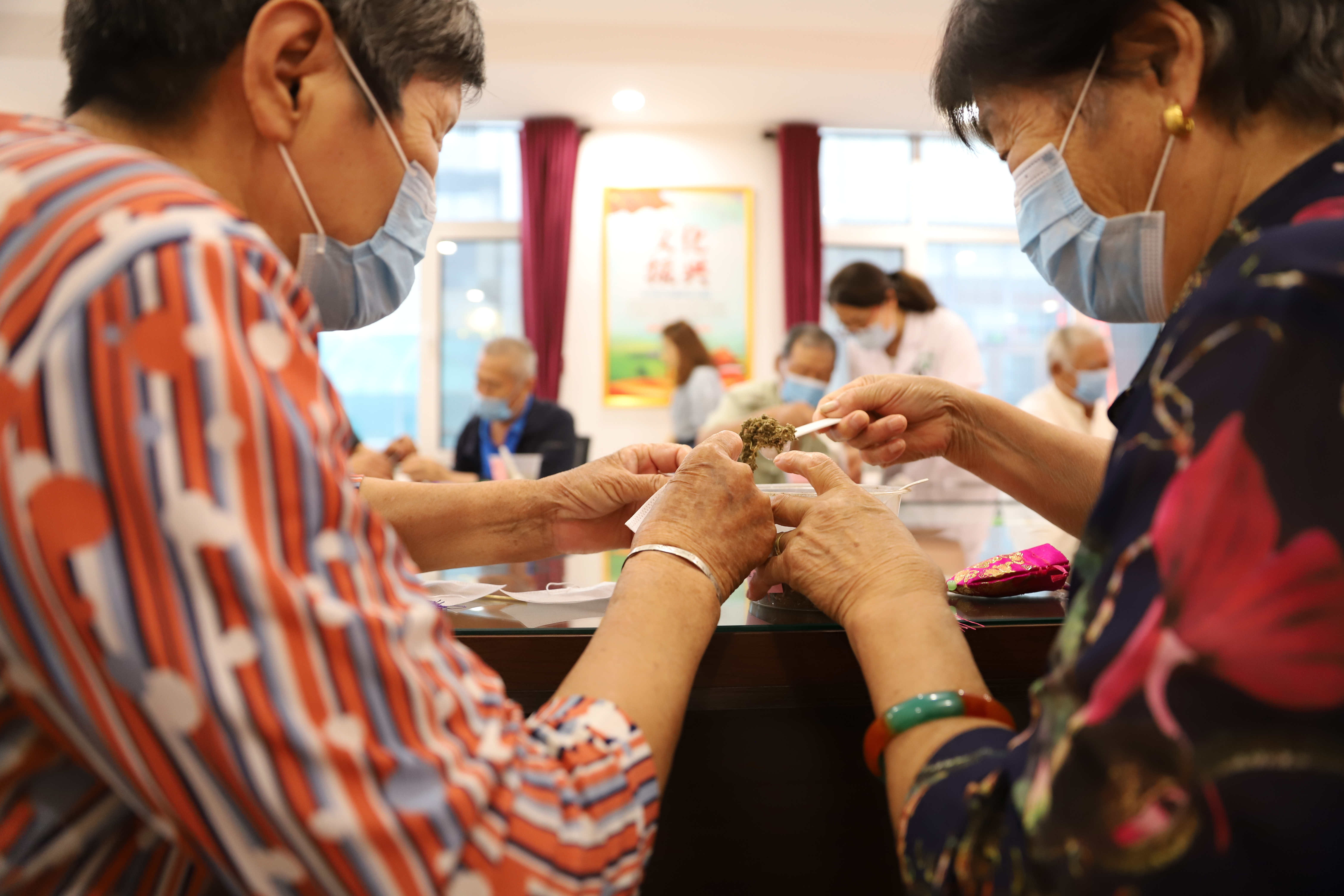 组图︱量血压、测血糖、做香囊……这里老人们喜迎端午节