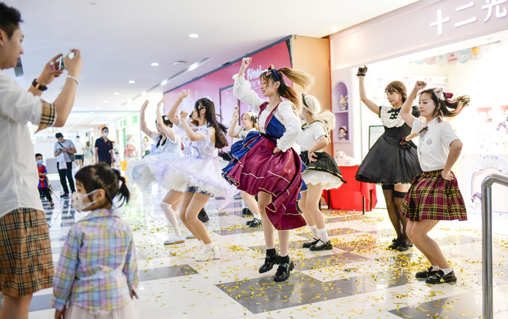 特色服装搭配跳快闪舞 展现小众服饰文化