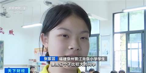 课桌椅变成床、教室变“宿舍”!福建泉州一学校可躺睡桌椅火了