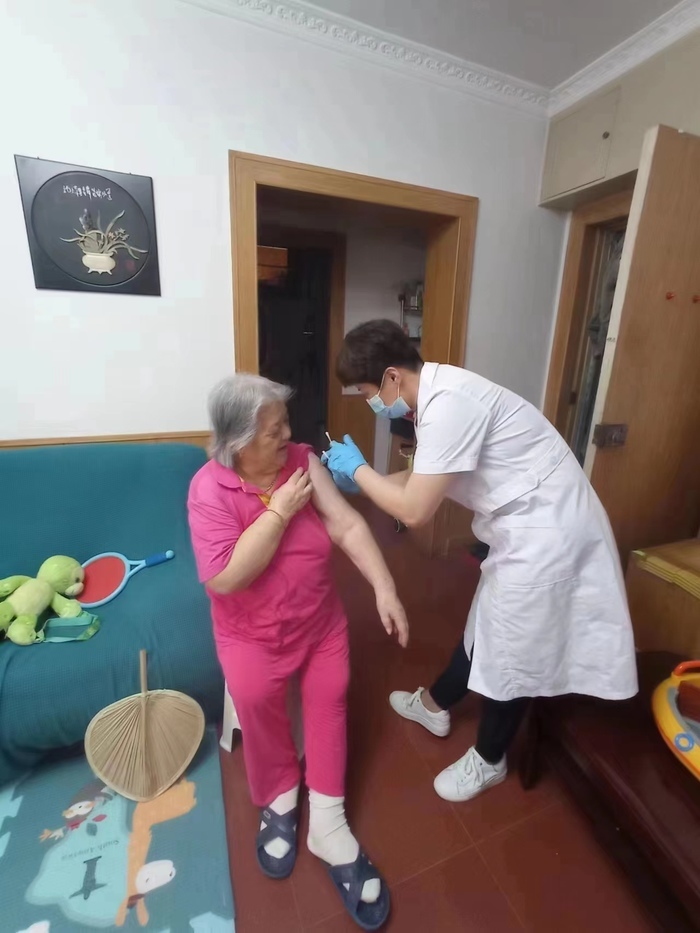 请老年人尽快接种新冠疫苗 我市60岁及以上老人接种率为92.12%