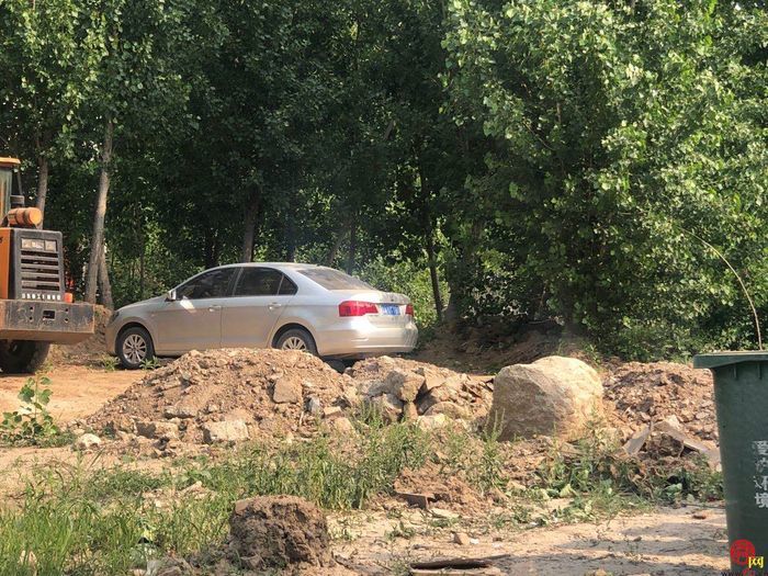 【啄木鸟行动】槐荫区古丰路道路旁渣土随意裸露堆放