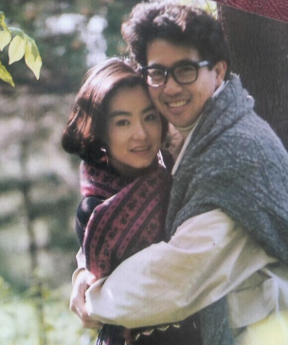 林青霞秦汉31年前合影照，二人青涩甜蜜幸福相拥