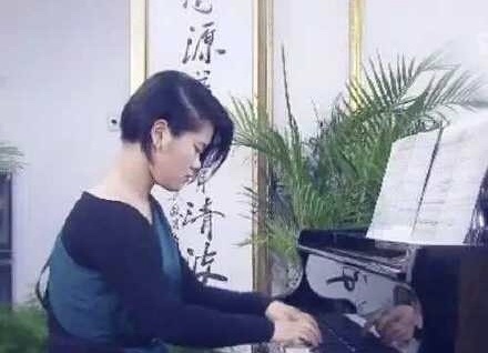 毕福剑女儿近照 23岁毕凌到底经历了什么?顺带暴露了经济状况