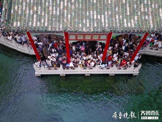 航拍济南趵突泉景区，国庆节最多一天接待7.5万人