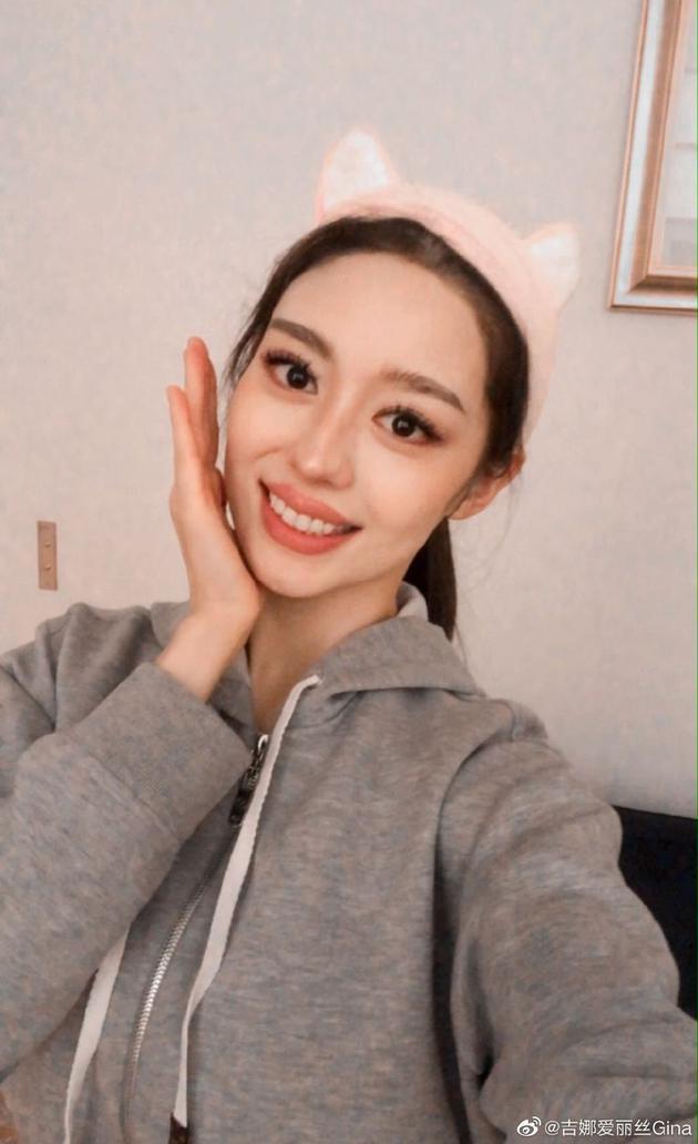 郎朗娇妻吉娜宅家做炒饭秀厨艺 网友：想吃