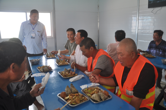 【网络中国节】端午节遇上“安全生产月” 农民工吃上“平安粽”