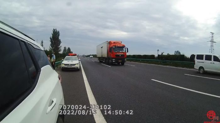 车辆没油在高速路上推车，交警及时制止帮助除隐患