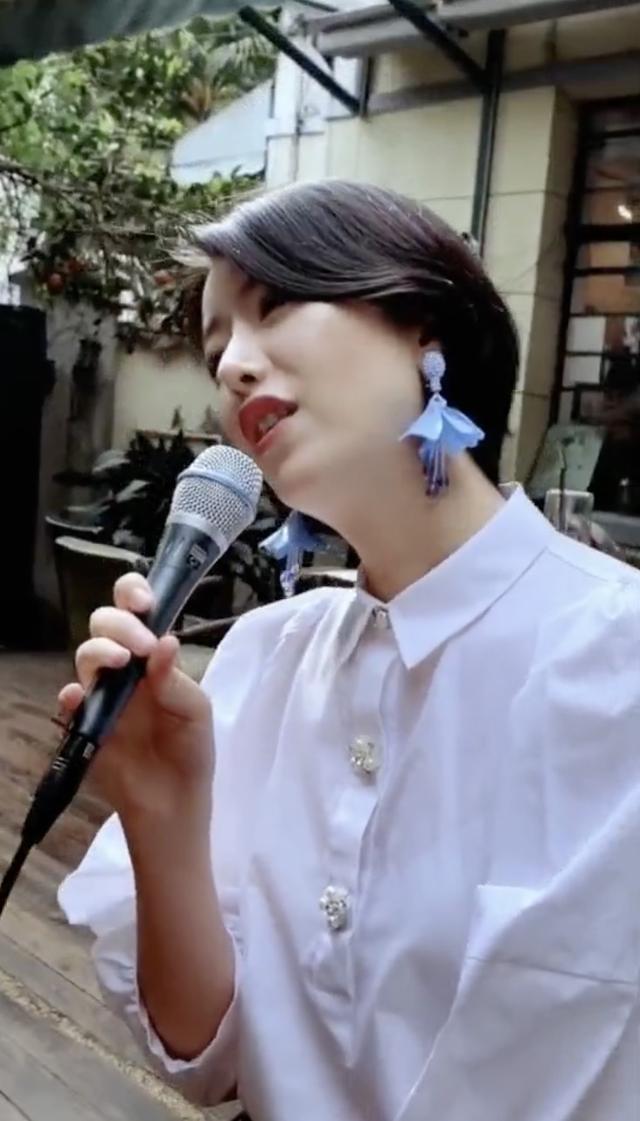 李亚鹏女友酒吧门口唱歌，两人许久未同框