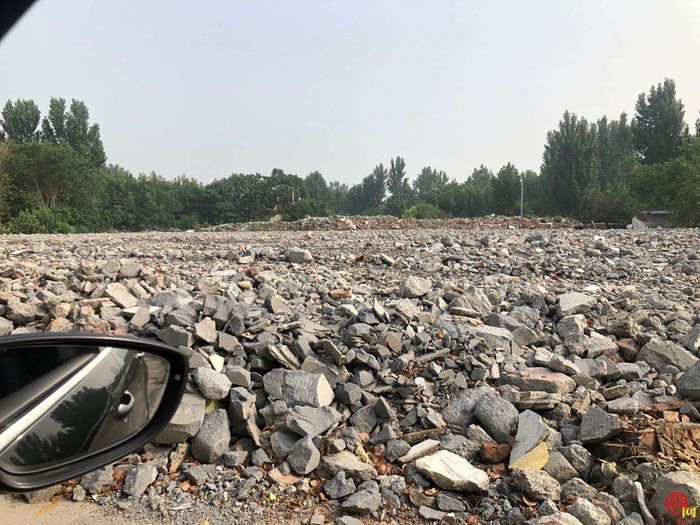 【啄木鸟行动】市中区魏华西路渣土建筑垃圾裸露堆放