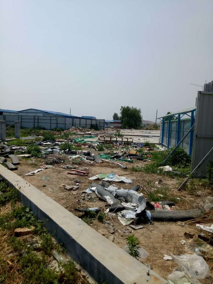 【啄木鸟在行动】济南历城区鹊华大道路南部分建筑垃圾裸露 污染环境