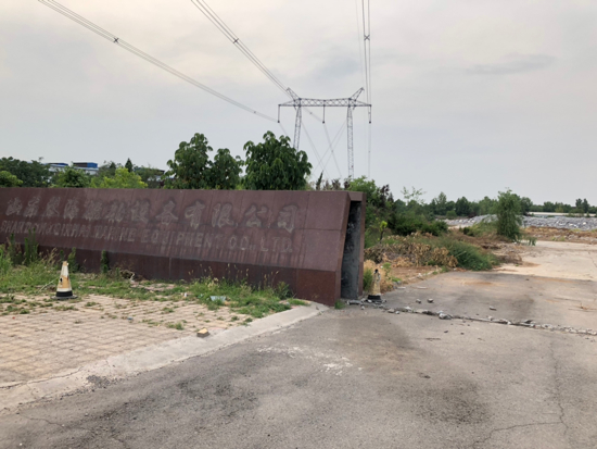 【啄木鸟在行动】102省道与济南大东环高速交汇处附近有建筑垃圾露天堆放