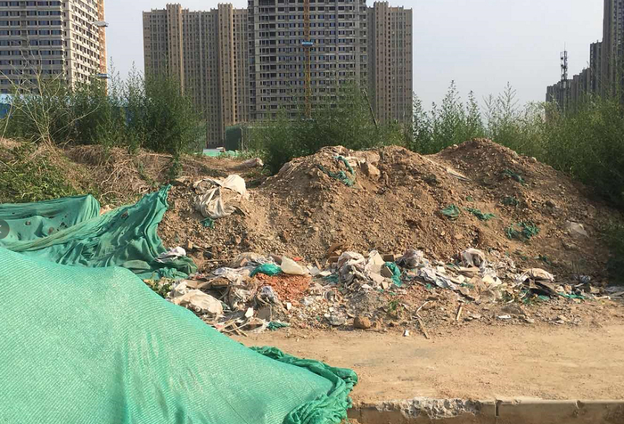 【啄木鸟在行动】魏华西路和腊山西路交汇处渣土覆盖不全