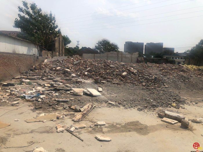 【啄木鸟行动】天桥区小清河南路道路旁成片建筑垃圾渣土裸露堆放